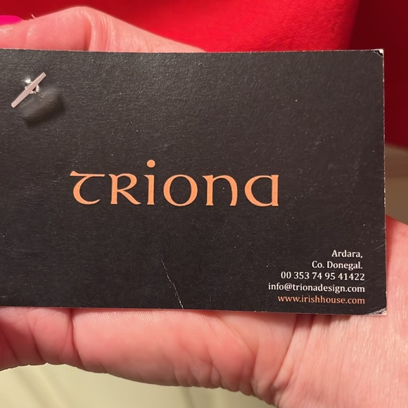 Donegal tweed garment by Triona Design direct from Donegal Ireland Red wool wrap - Picture 5 of 7